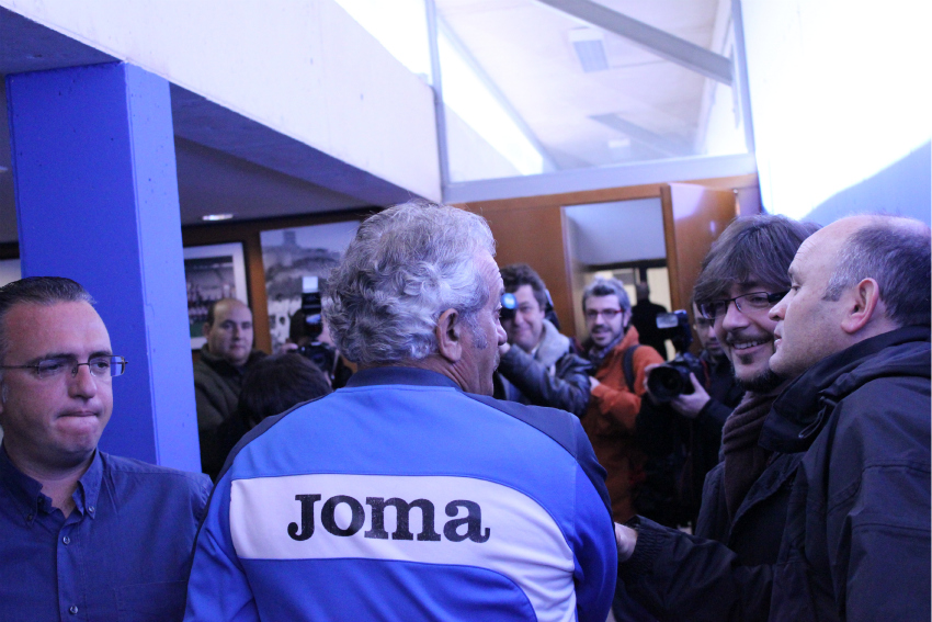 IMG_424066 David Vidal se marcha entre una nube de periodistas