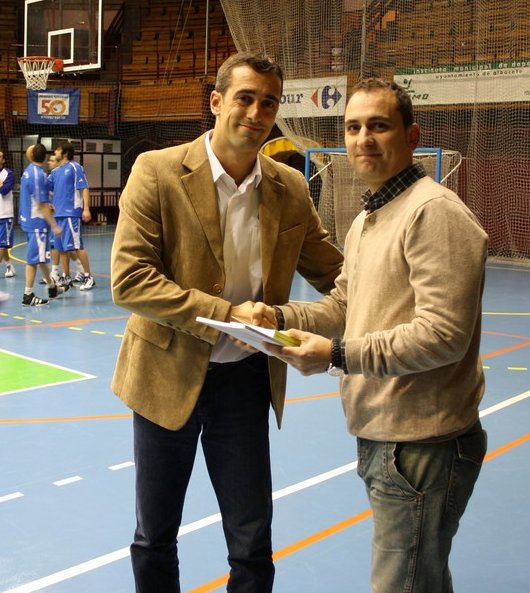 Félix Murcia, haciendo entrega del libro “La Cuchillería de Albacete” al Delegado del CB Aridane.